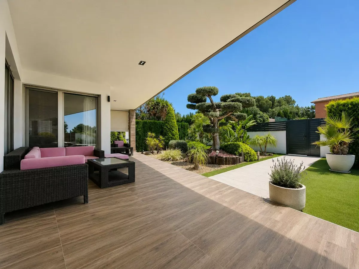 5-bedroom Villa In Santa Pola, Spain (506 M²)