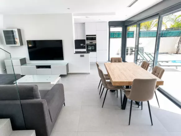 5-bedroom Villa In Algorfa, Spain (200 M²)