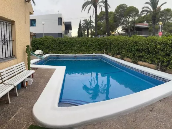 6-bedroom Villa In Torrevieja, Spain (170 M²)