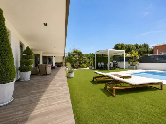 5-bedroom Villa In Santa Pola, Spain (506 M²)