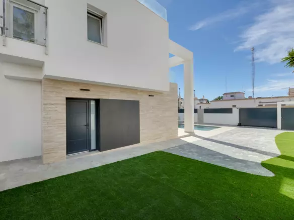 4-bedroom Villa In Torrevieja, Spain (238 M²)