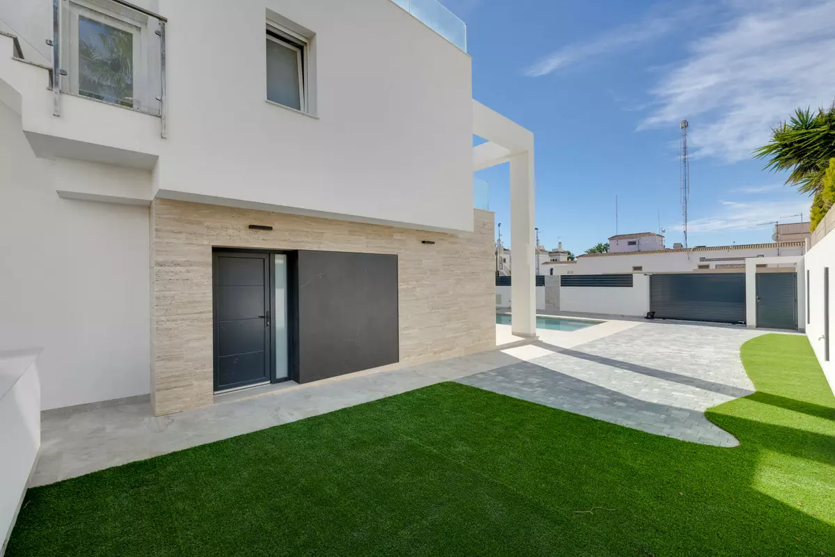 4-bedroom Villa In Torrevieja, Spain (238 M²)