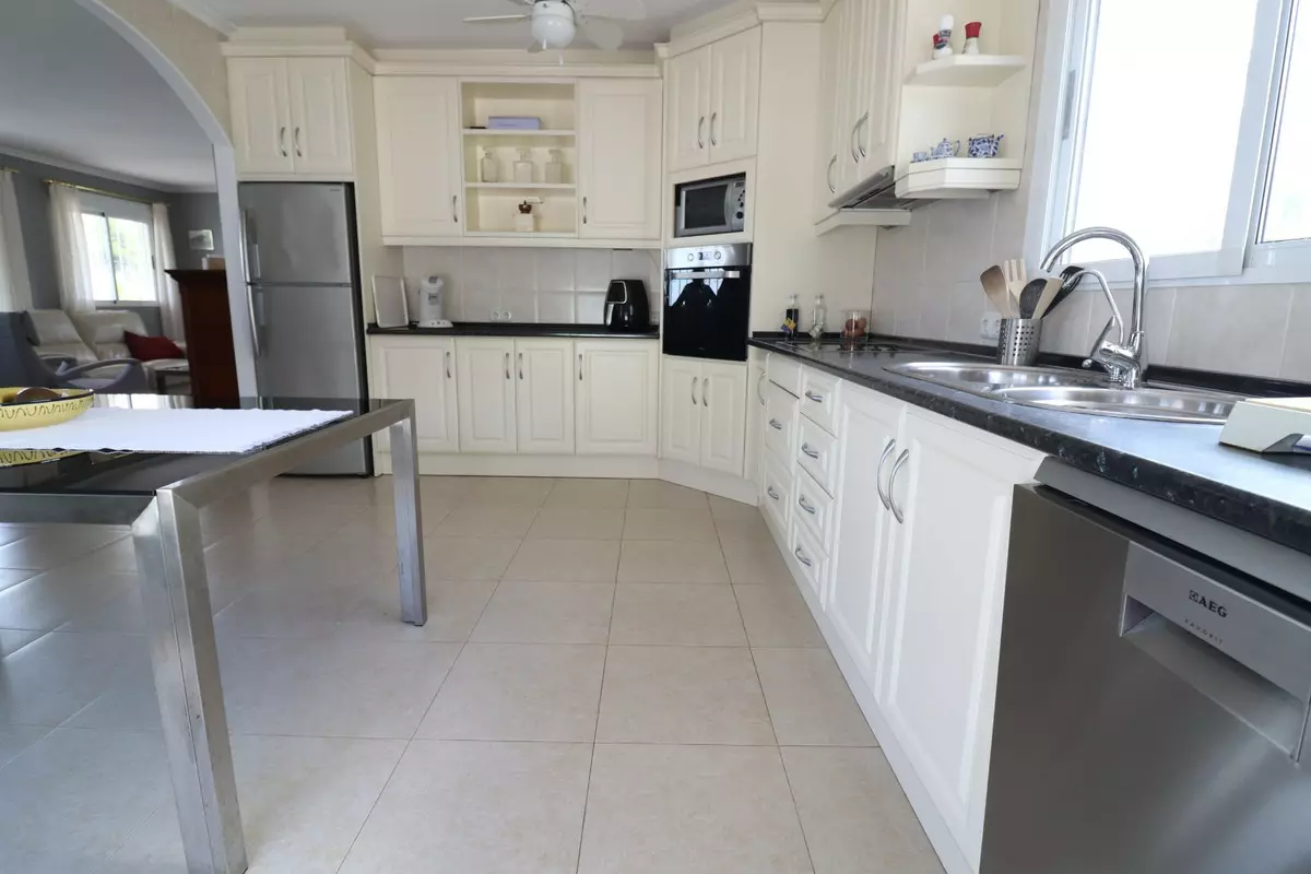 3-bedroom Villa In Algorfa, Spain (216 M²)