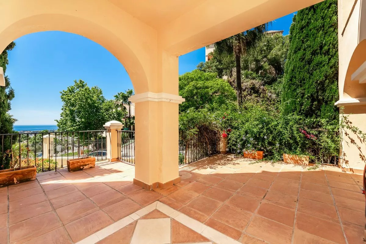 3-bedroom Apartment In Benahavis, Spain (161 M²)