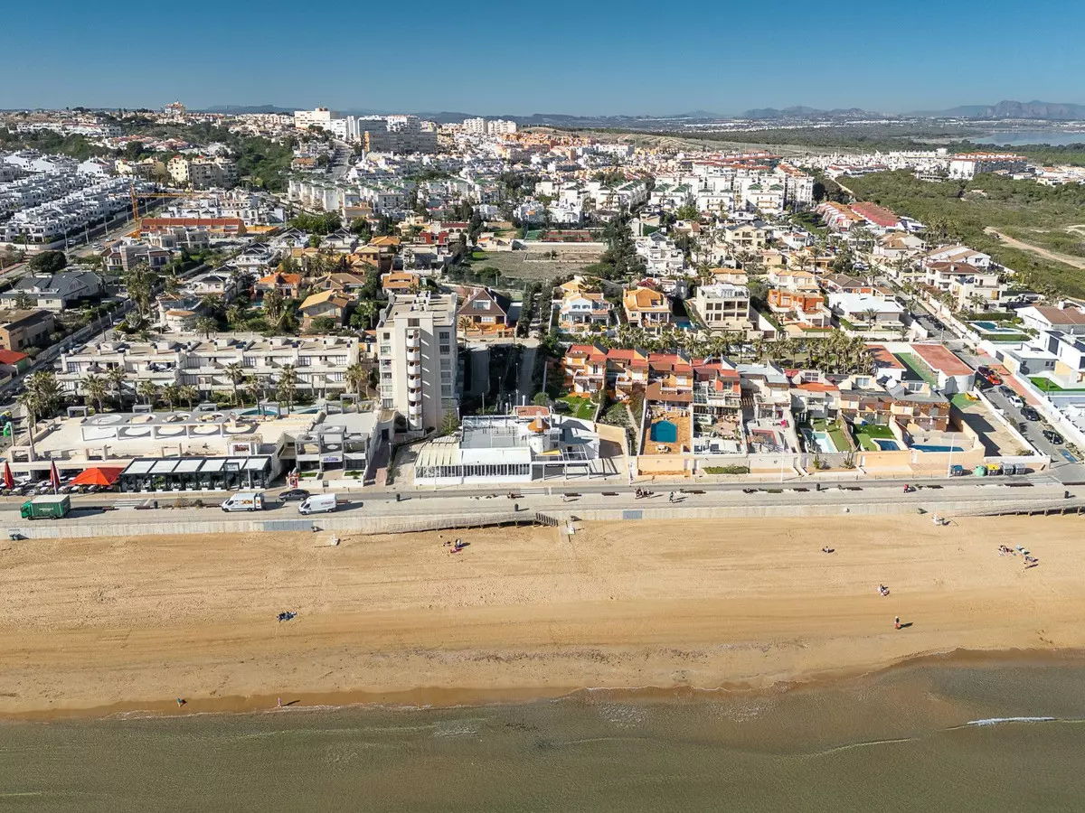 5-bedroom Villa In Torrevieja, Spain (370 M²)