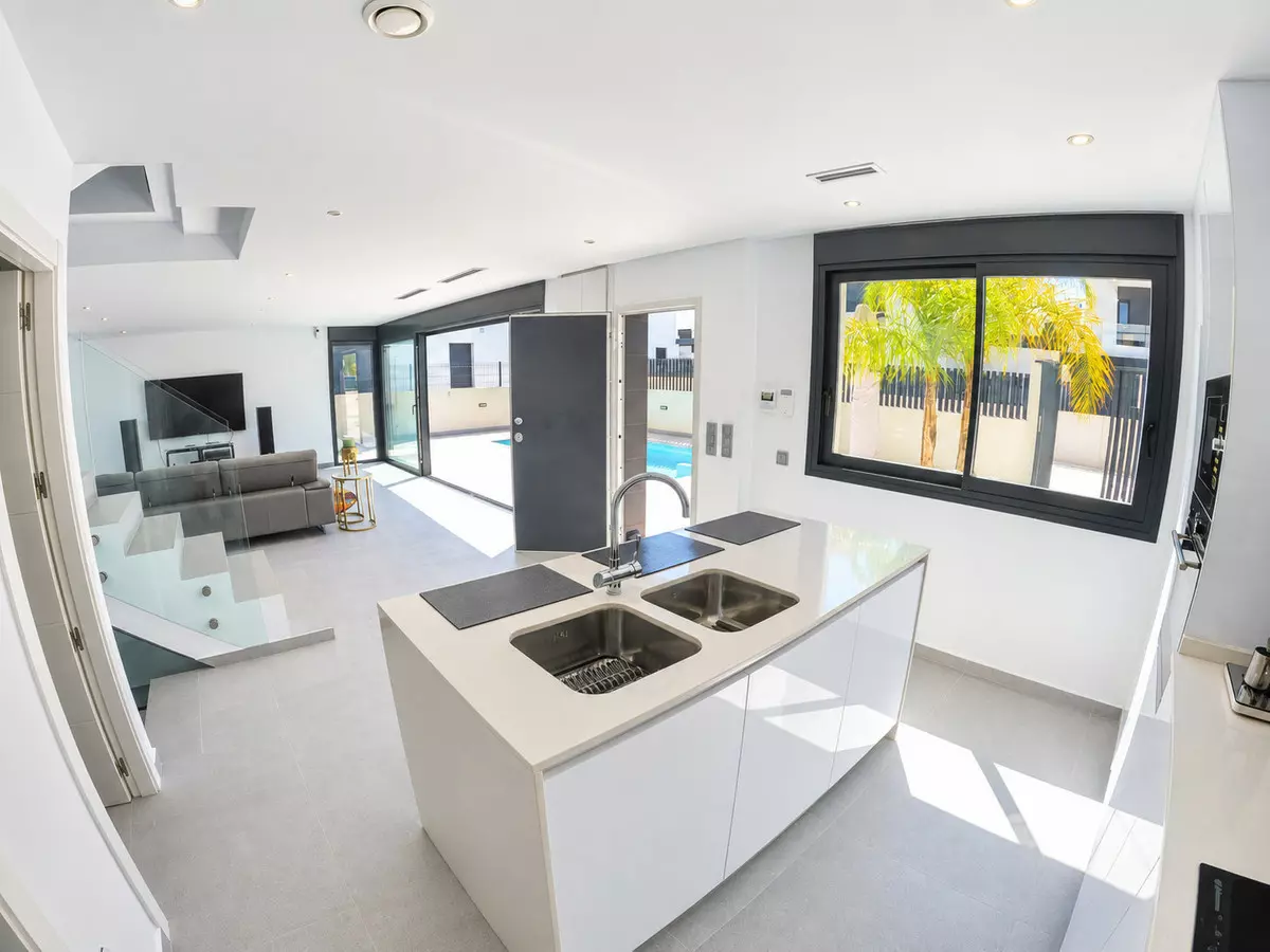 4-bedroom Villa In Algorfa, Spain (126 M²)