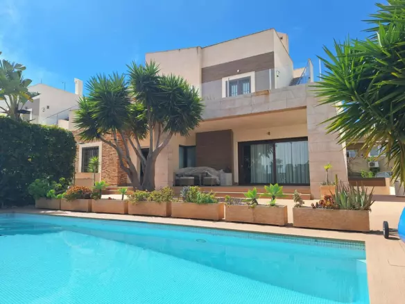 2-bedroom Villa In Torrevieja, Spain (306 M²)