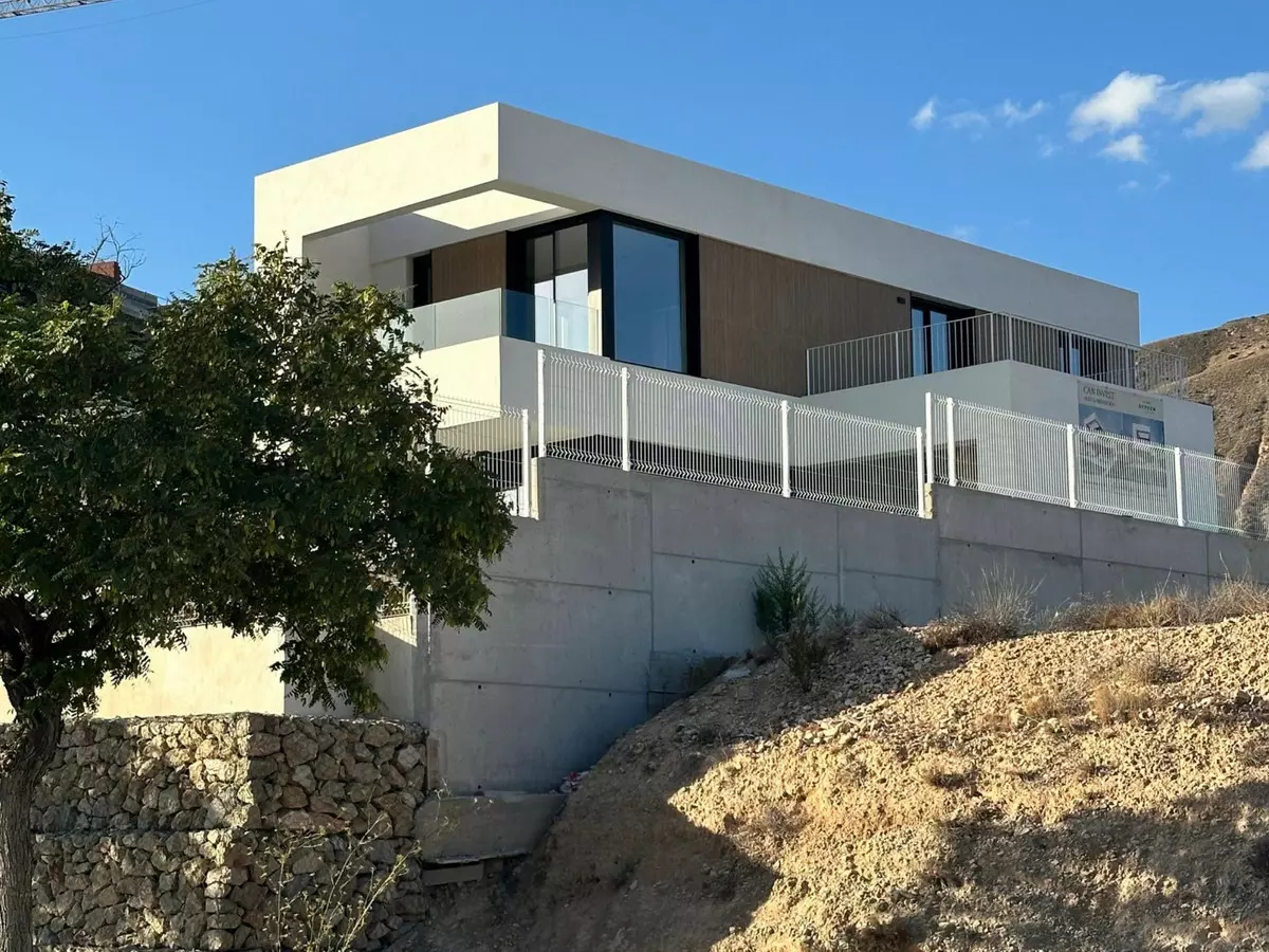 3-bedroom Villa In Alicante, Spain (222 M²)