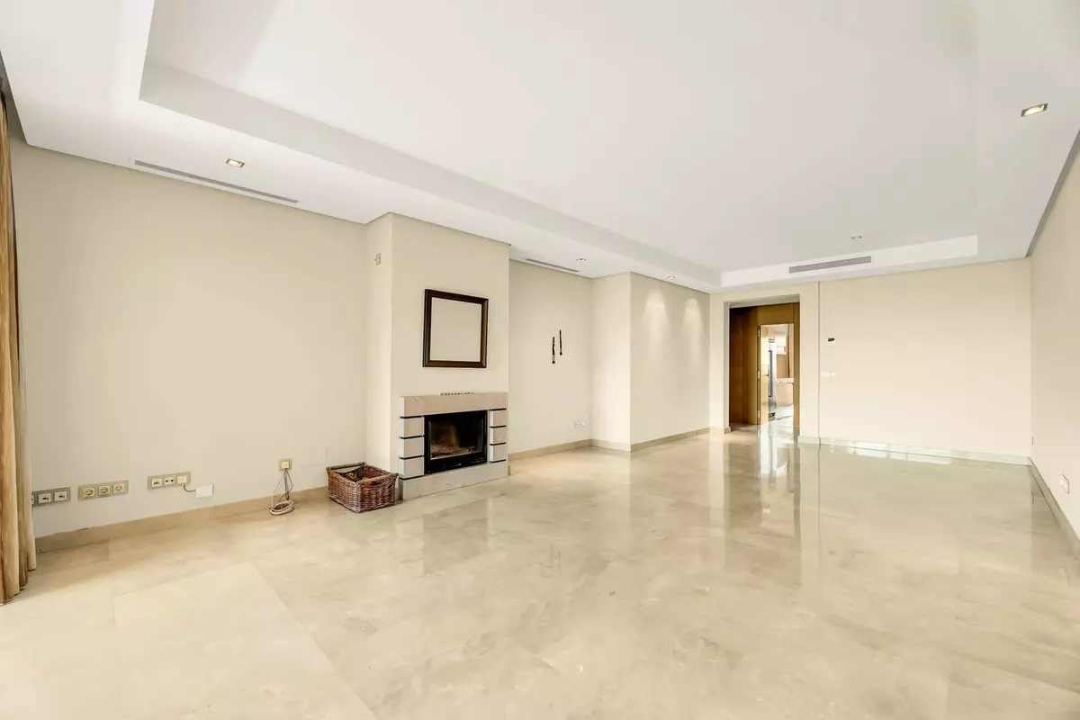 3-bedroom Apartment In Benahavis, Spain (161 M²)
