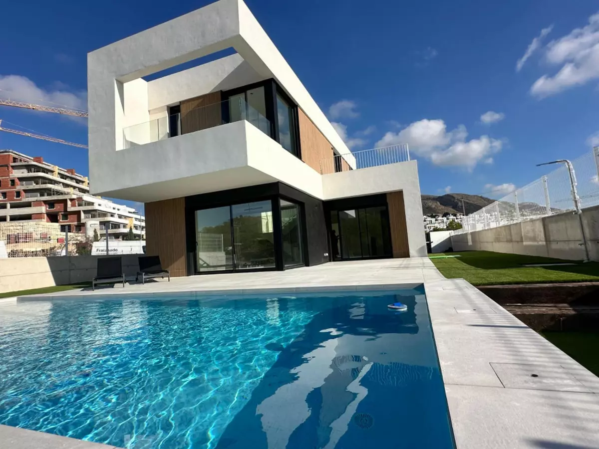 3-bedroom Villa In Alicante, Spain (222 M²)