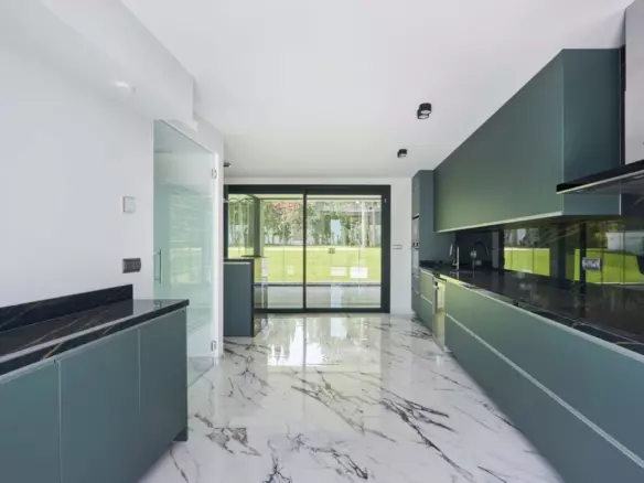 5-bedroom Villa In Marbella, Spain (590 M²)