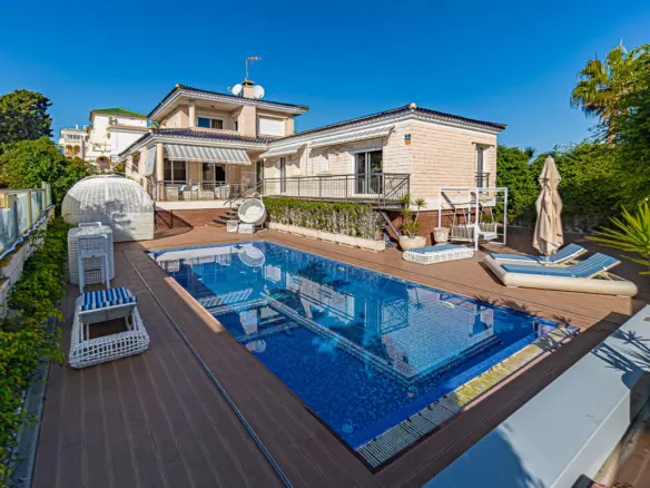 5-bedroom Villa In Torrevieja, Spain (370 M²)