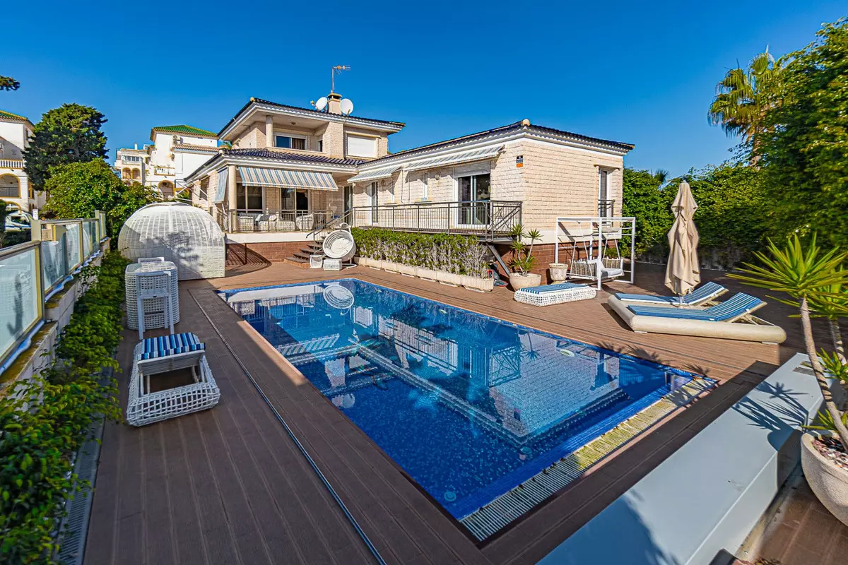 5-bedroom Villa In Torrevieja, Spain (370 M²)