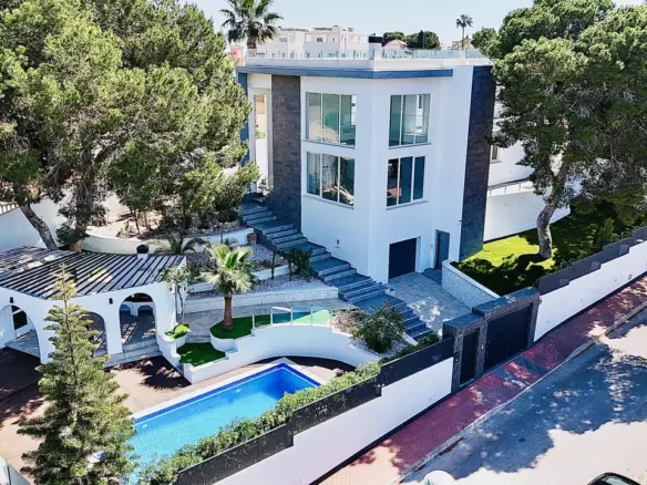 6-bedroom Villa In Torrevieja, Spain (218 M²)
