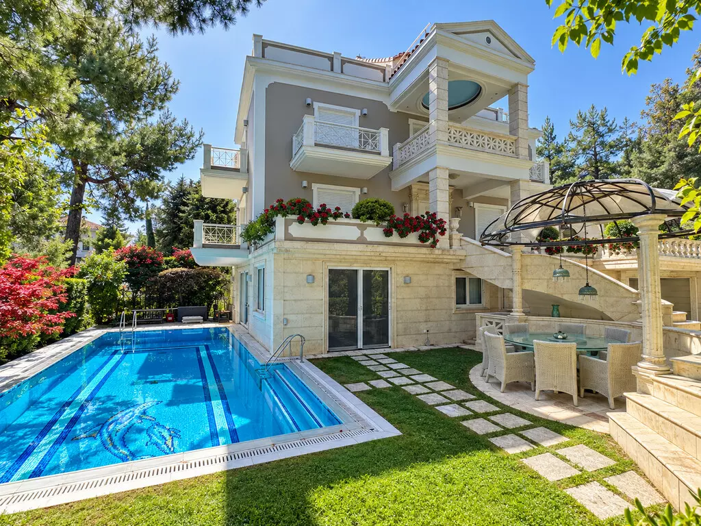 5-bedroom Villa In Dionisos, Greece (420 M²)