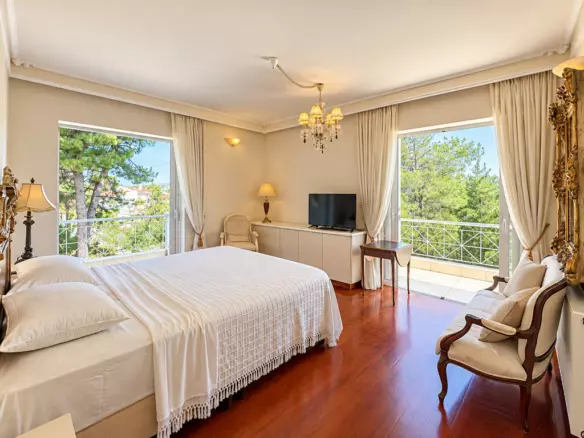 5-bedroom Villa In Dionisos, Greece (420 M²)