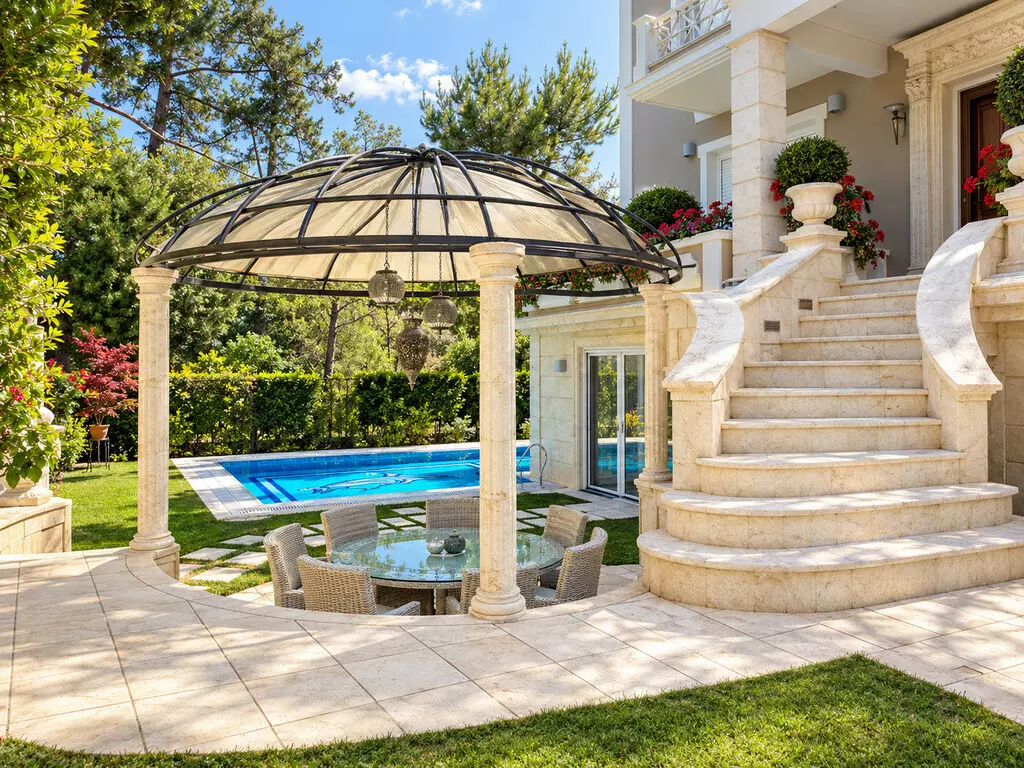 5-bedroom Villa In Dionisos, Greece (420 M²)