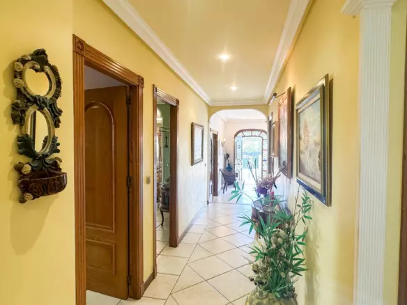 6-bedroom Villa In Torrevieja, Spain (290 M²)