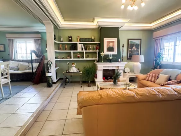 6-bedroom Villa In Torrevieja, Spain (290 M²)