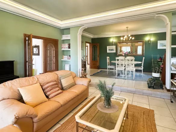 6-bedroom Villa In Torrevieja, Spain (290 M²)