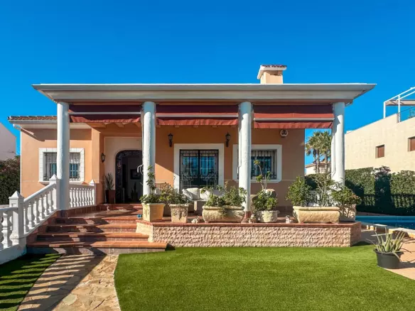 6-bedroom Villa In Torrevieja, Spain (290 M²)