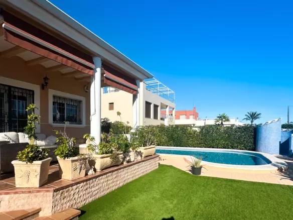 6-bedroom Villa In Torrevieja, Spain (290 M²)