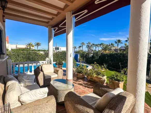 6-bedroom Villa In Torrevieja, Spain (290 M²)