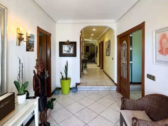 6-bedroom Villa In Torrevieja, Spain (290 M²)