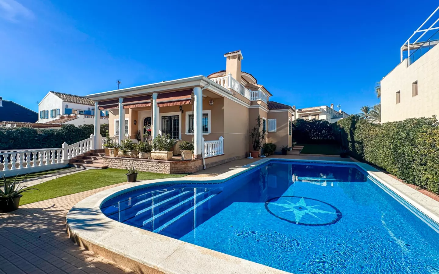 6-bedroom Villa In Torrevieja, Spain (290 M²)