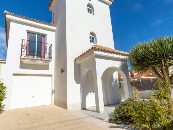 4-bedroom Villa In Torrevieja, Spain (245 M²)