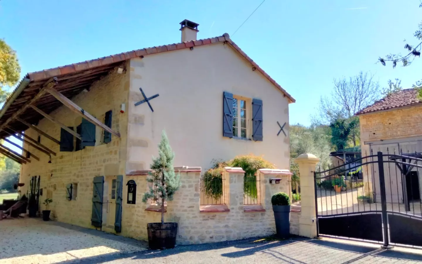 3-bedroom Country House In Nanteuil-en-vallee, France (173 M²)