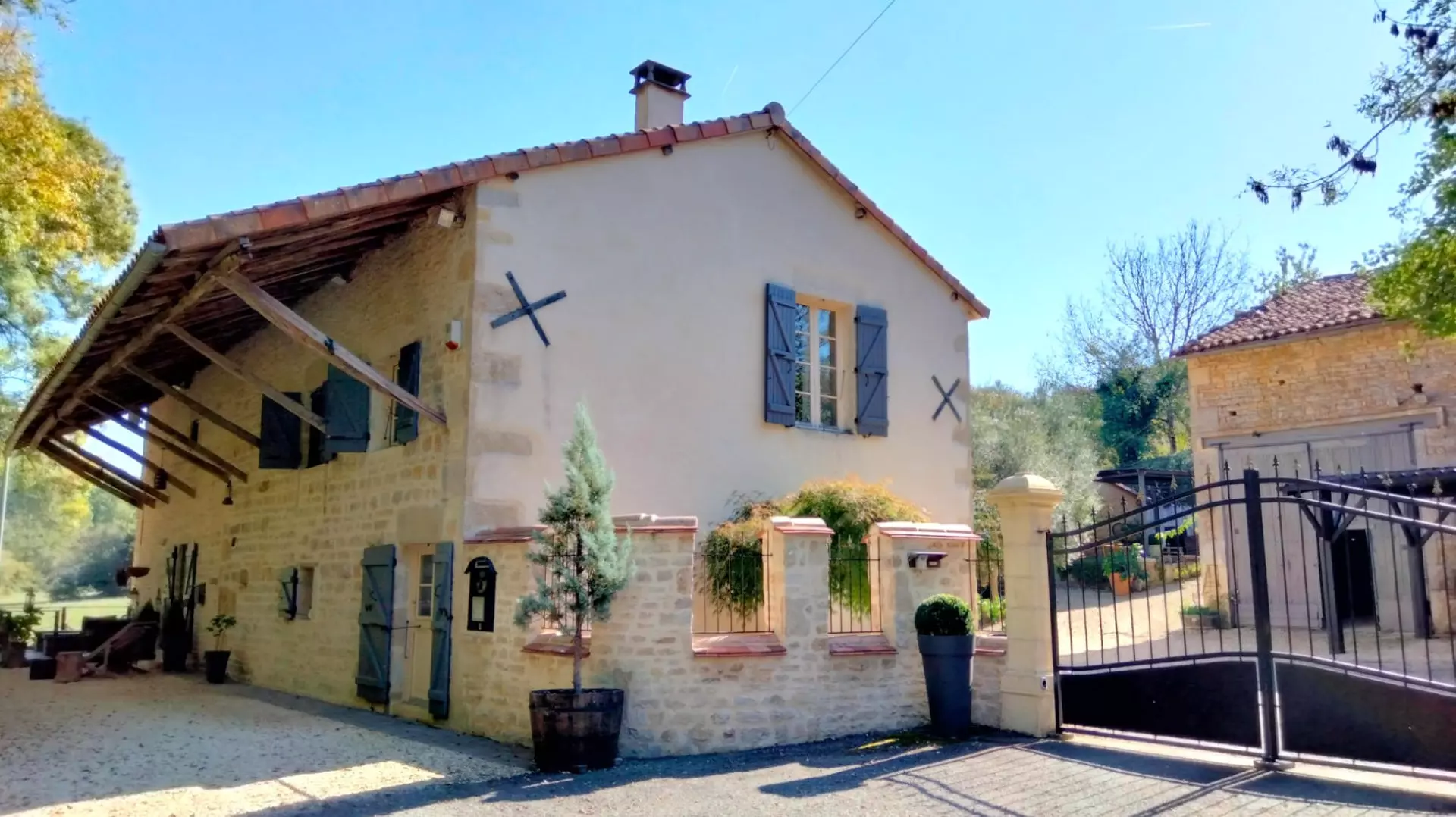 3-bedroom Country House In Nanteuil-en-vallee, France (173 M²)