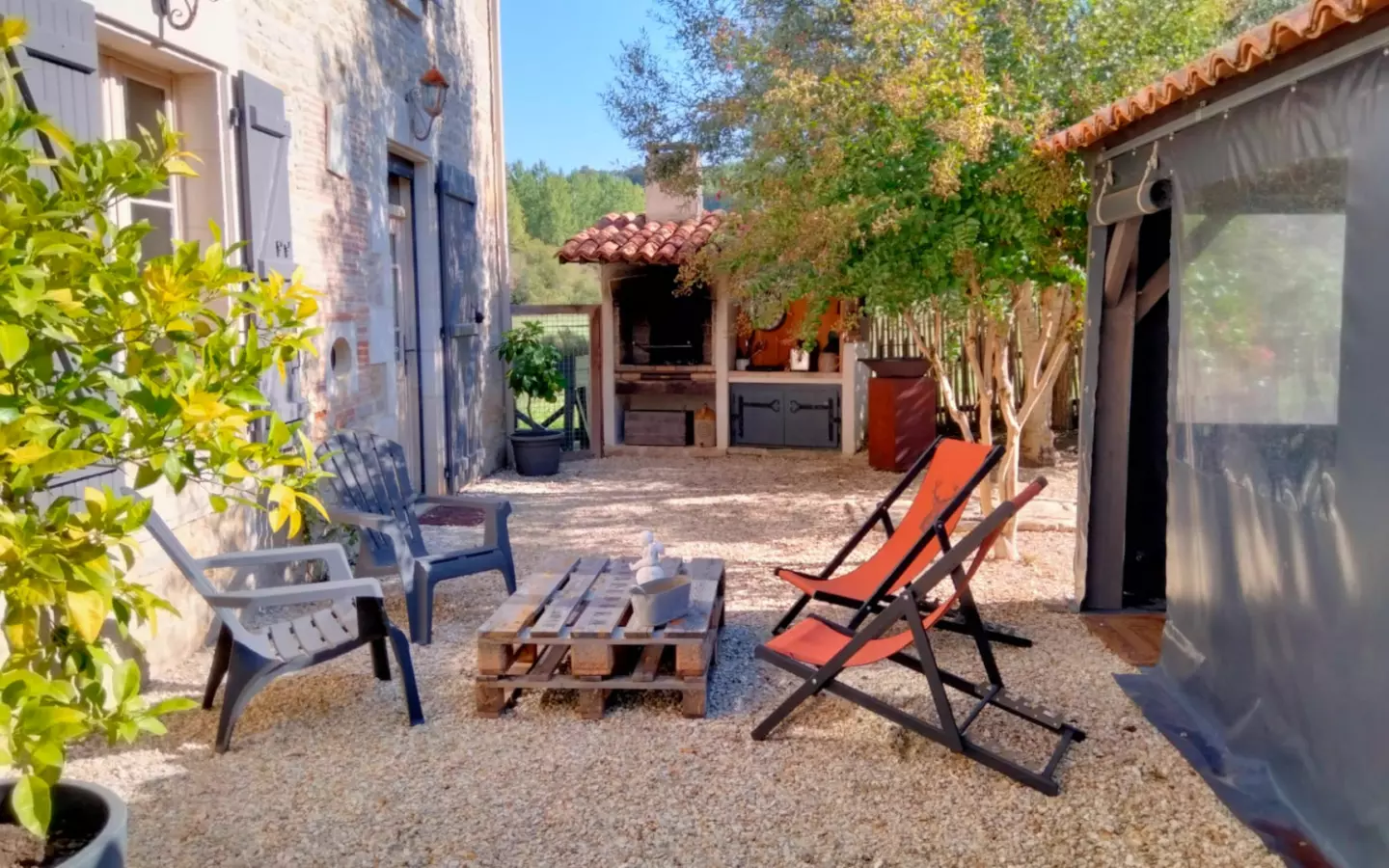 3-bedroom Country House In Nanteuil-en-vallee, France (173 M²)