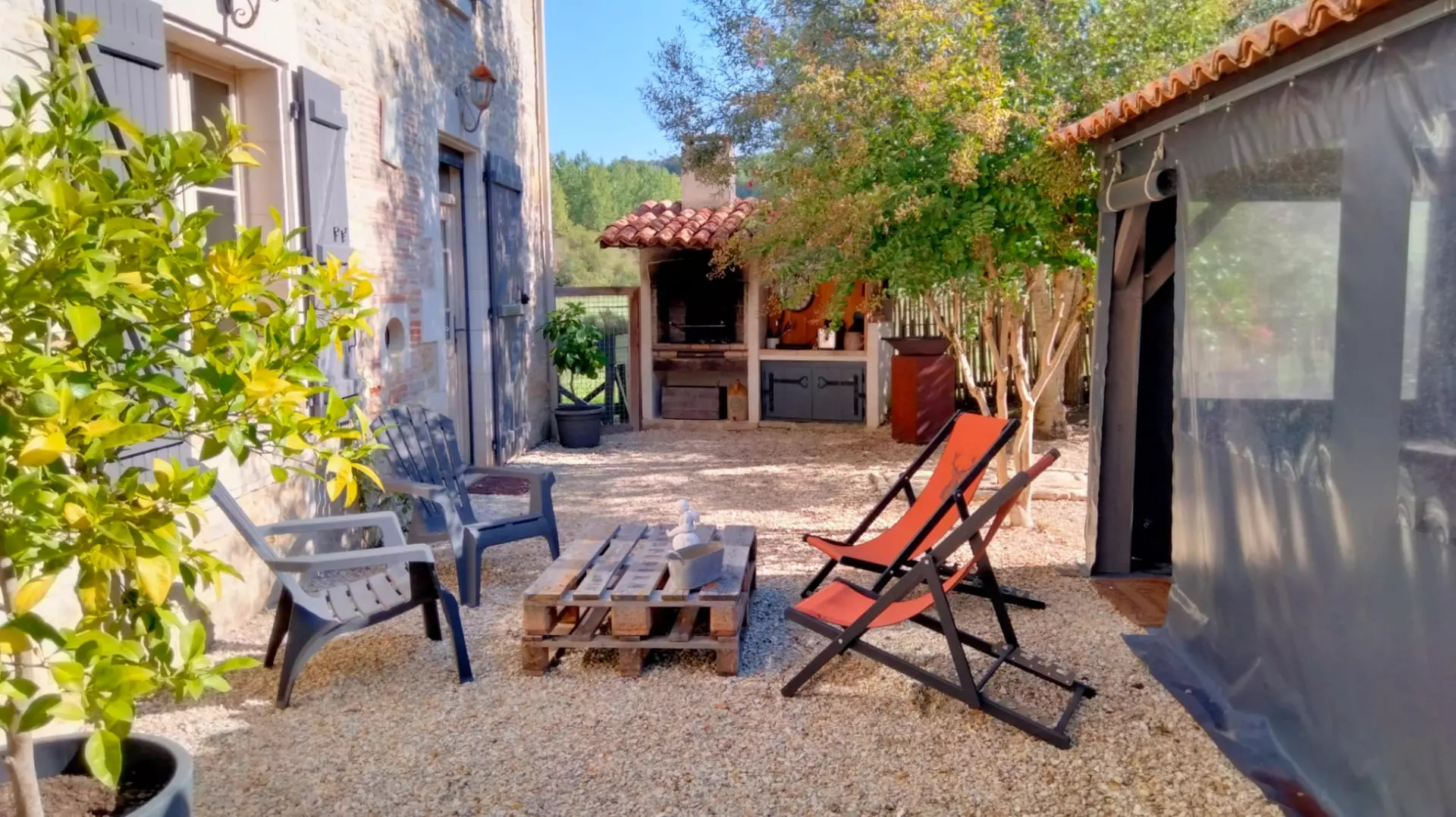 3-bedroom Country House In Nanteuil-en-vallee, France (173 M²)