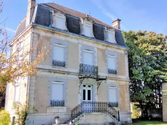 5-bedroom Maison De Maitre In Aigre, France (170 M²)