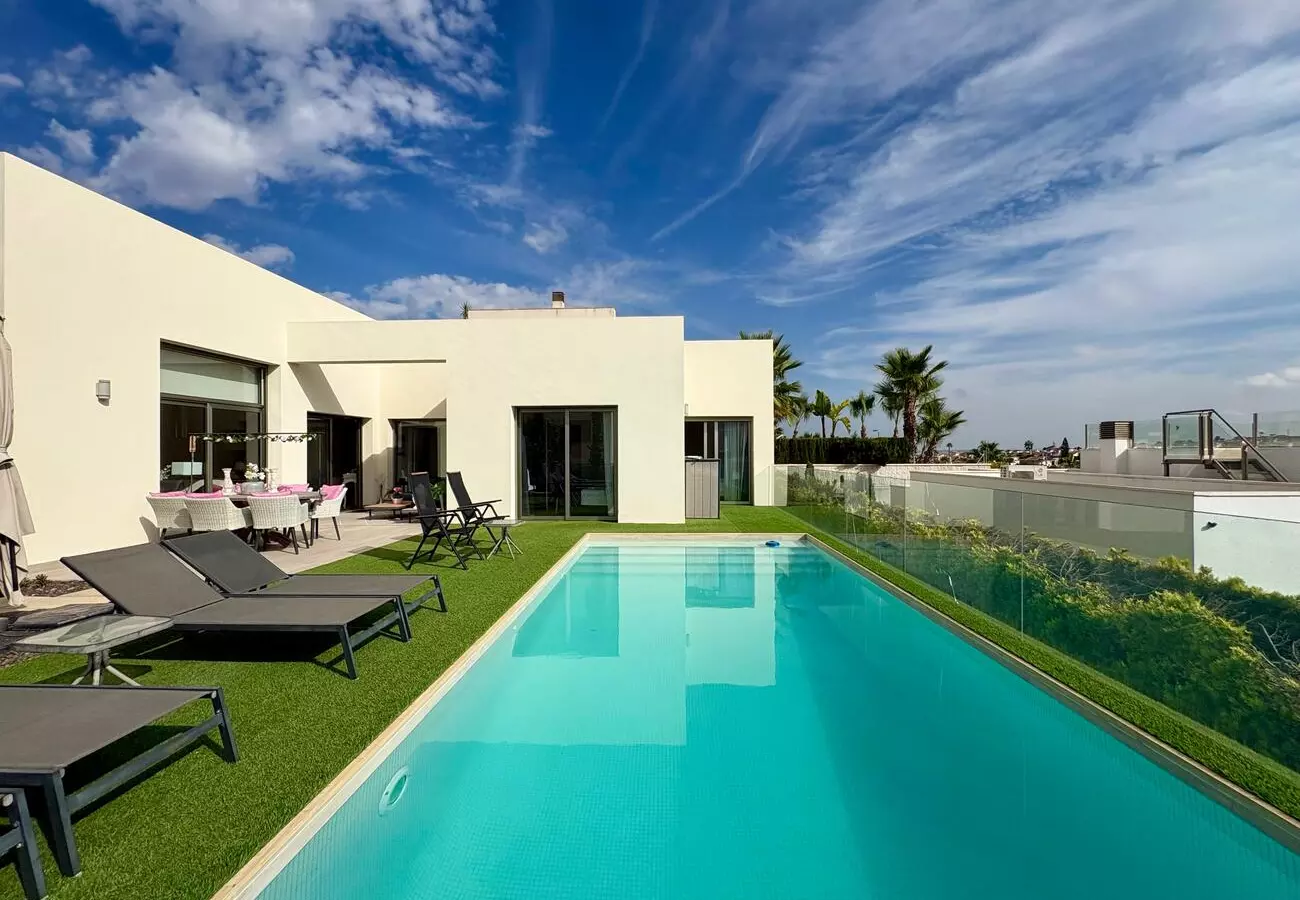 3-bedroom Villa In Benijofar, Spain (148 M²)