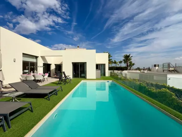 3-bedroom Villa In Benijofar, Spain (148 M²)