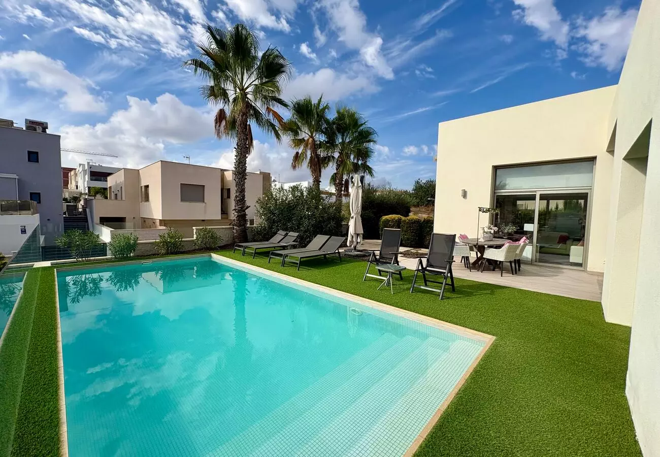 3-bedroom Villa In Benijofar, Spain (148 M²)