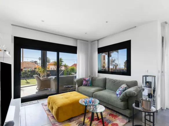 4-bedroom Villa In Torrevieja, Spain