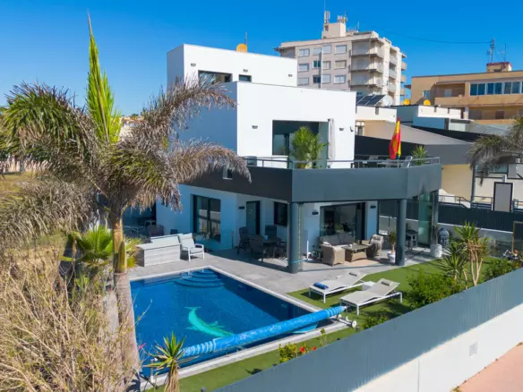 4-bedroom Villa In Torrevieja, Spain