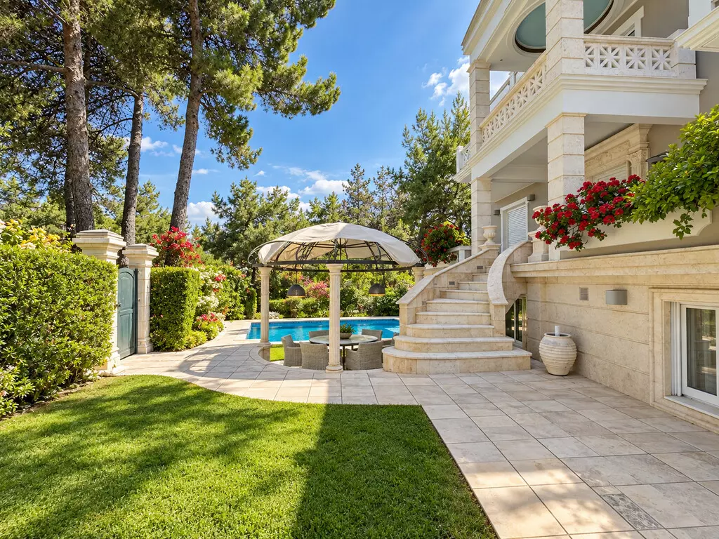 5-bedroom Villa In Dionisos, Greece (420 M²)