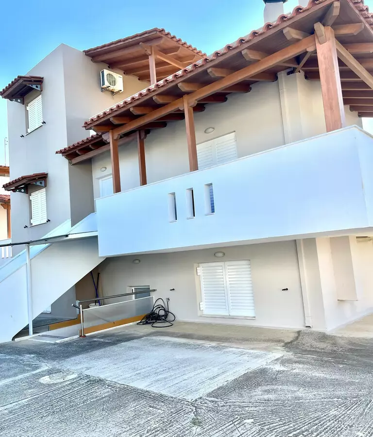 3-bedroom Complex In Vilia, Greece (380 M²)