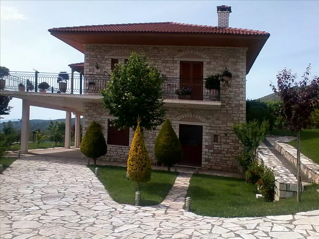 3-bedroom Detached House In Agrinio, Greece (190 M²)