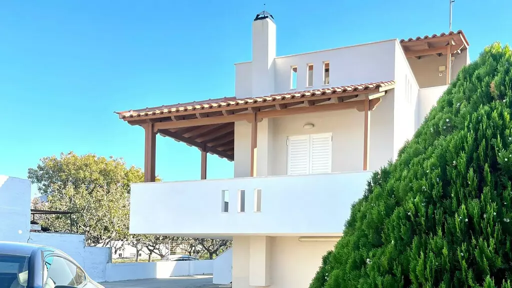 3-bedroom Complex In Vilia, Greece (380 M²)