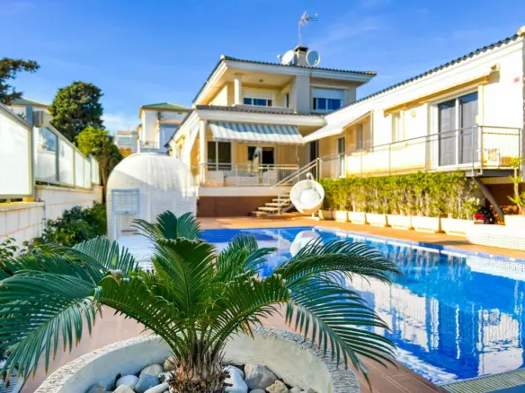 5-bedroom Villa In Torrevieja, Spain (380 M²)