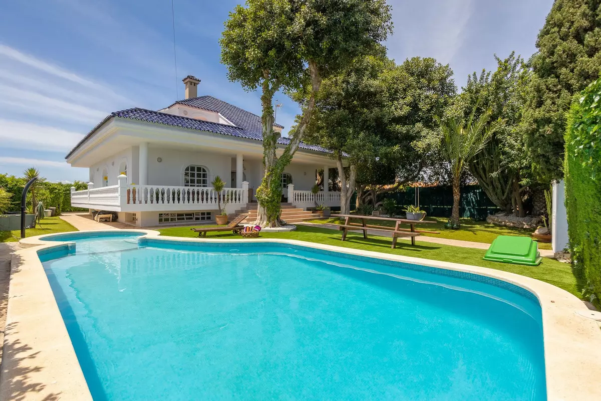 4-bedroom Villa In Torrevieja, Spain (420 M²)