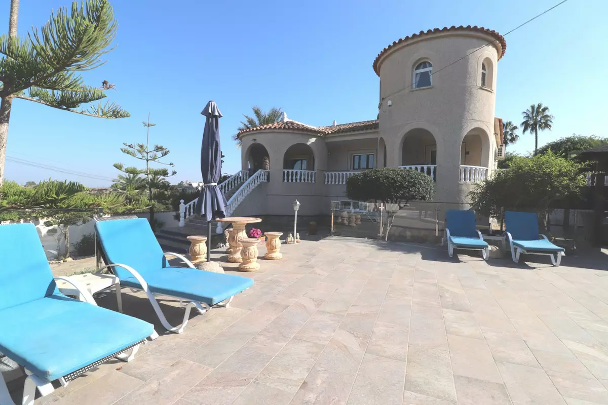 5-bedroom Villa In Algorfa, Spain (375 M²)