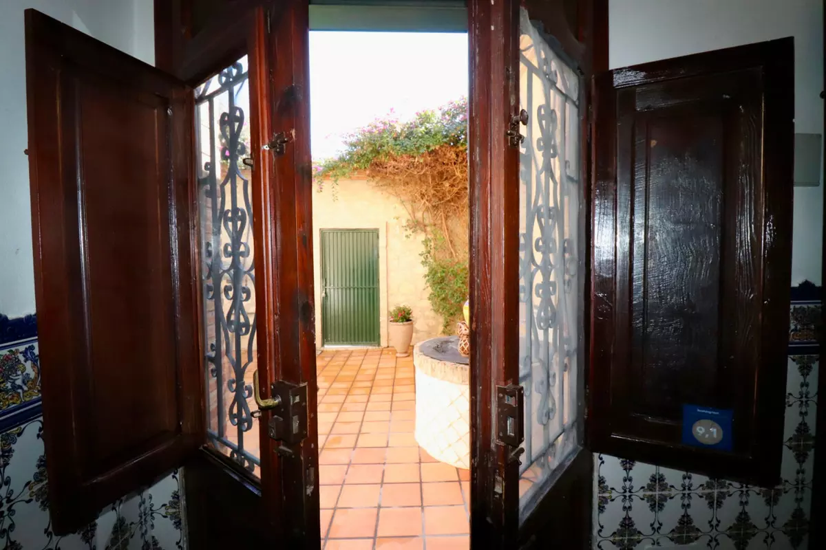 6-bedroom Villa In Almoradi, Spain (375 M²)