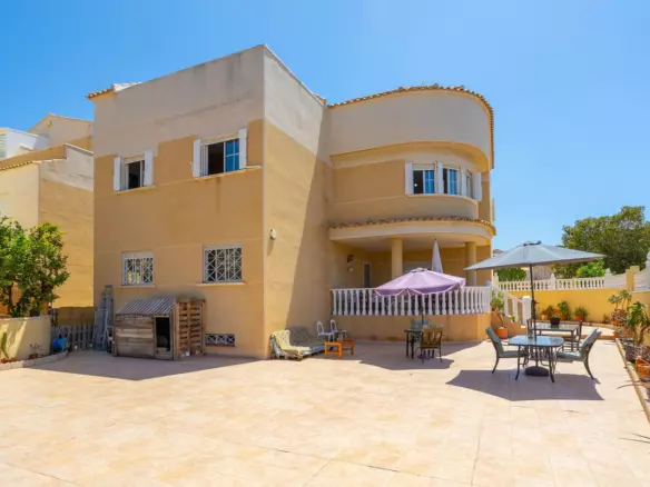 6-bedroom Villa In Torrevieja, Spain (375 M²)