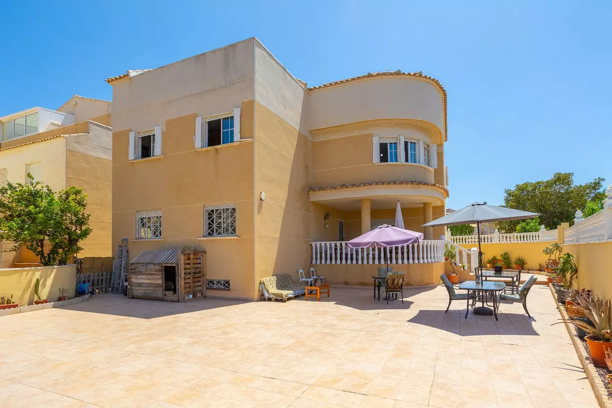 6-bedroom Villa In Torrevieja, Spain (375 M²)